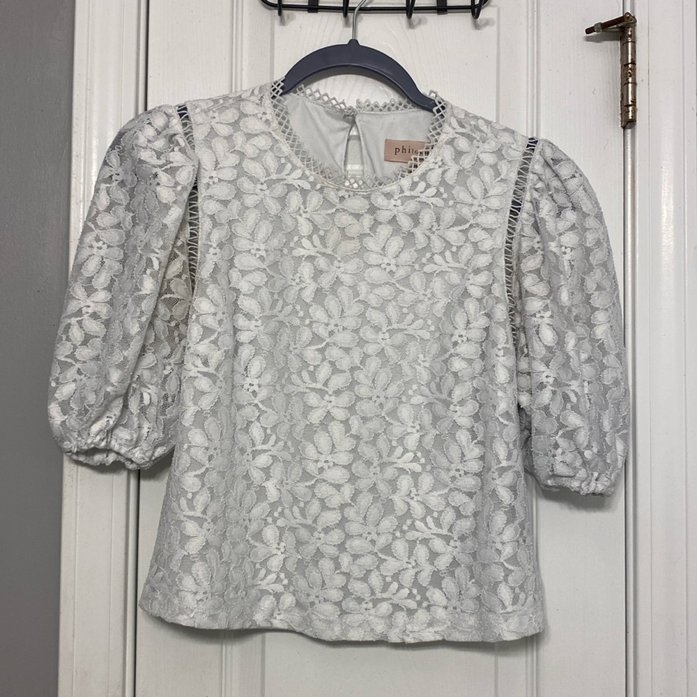 Cute white top with puff